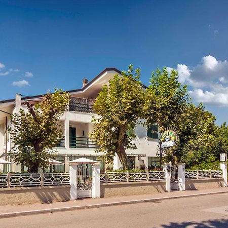 Hotel Eura Марина ди Маса Екстериор снимка