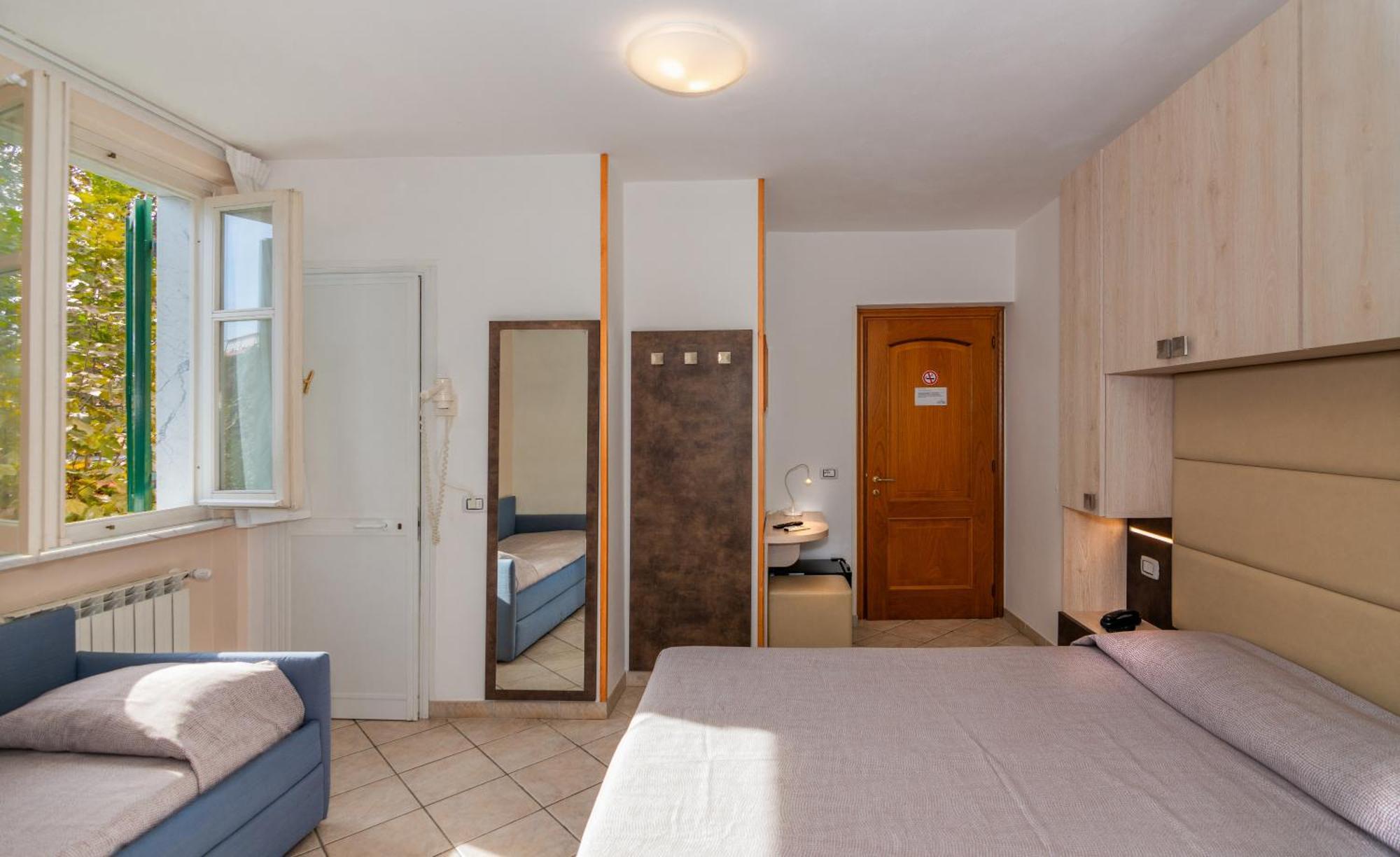 Hotel Eura Марина ди Маса Екстериор снимка