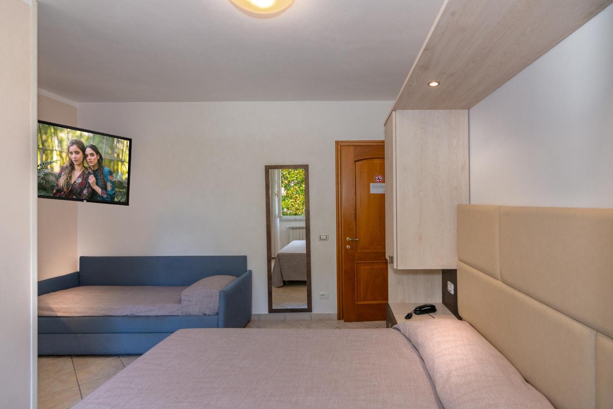 Hotel Eura Марина ди Маса Екстериор снимка