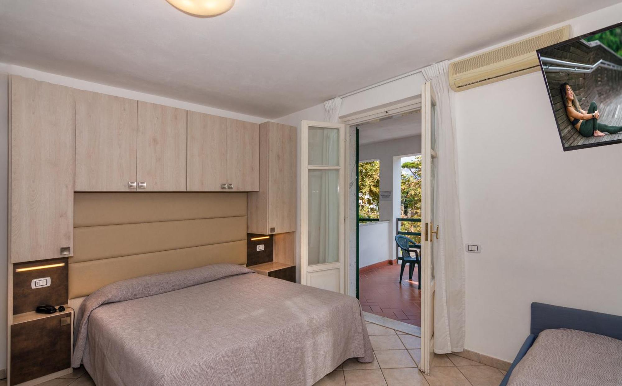 Hotel Eura Марина ди Маса Екстериор снимка