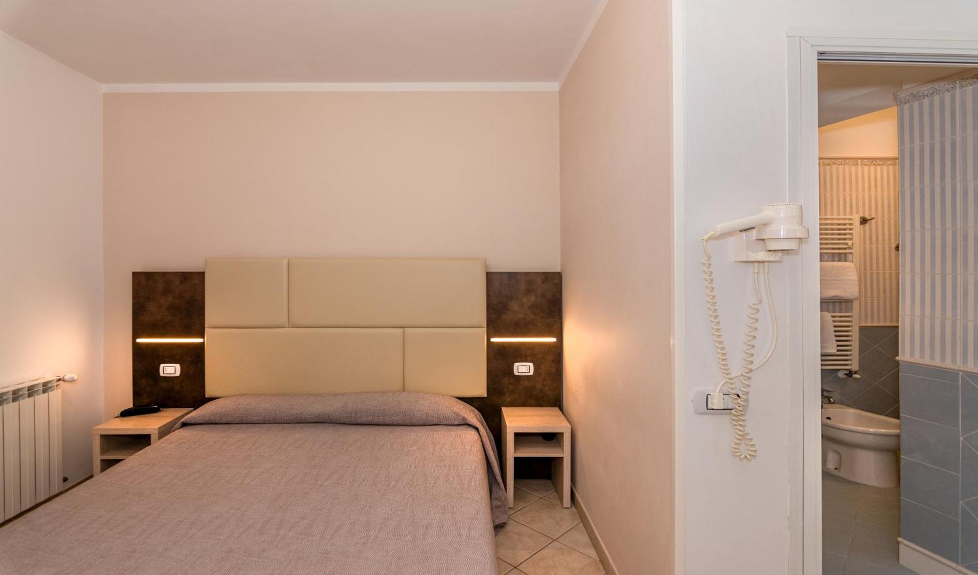 Hotel Eura Марина ди Маса Екстериор снимка