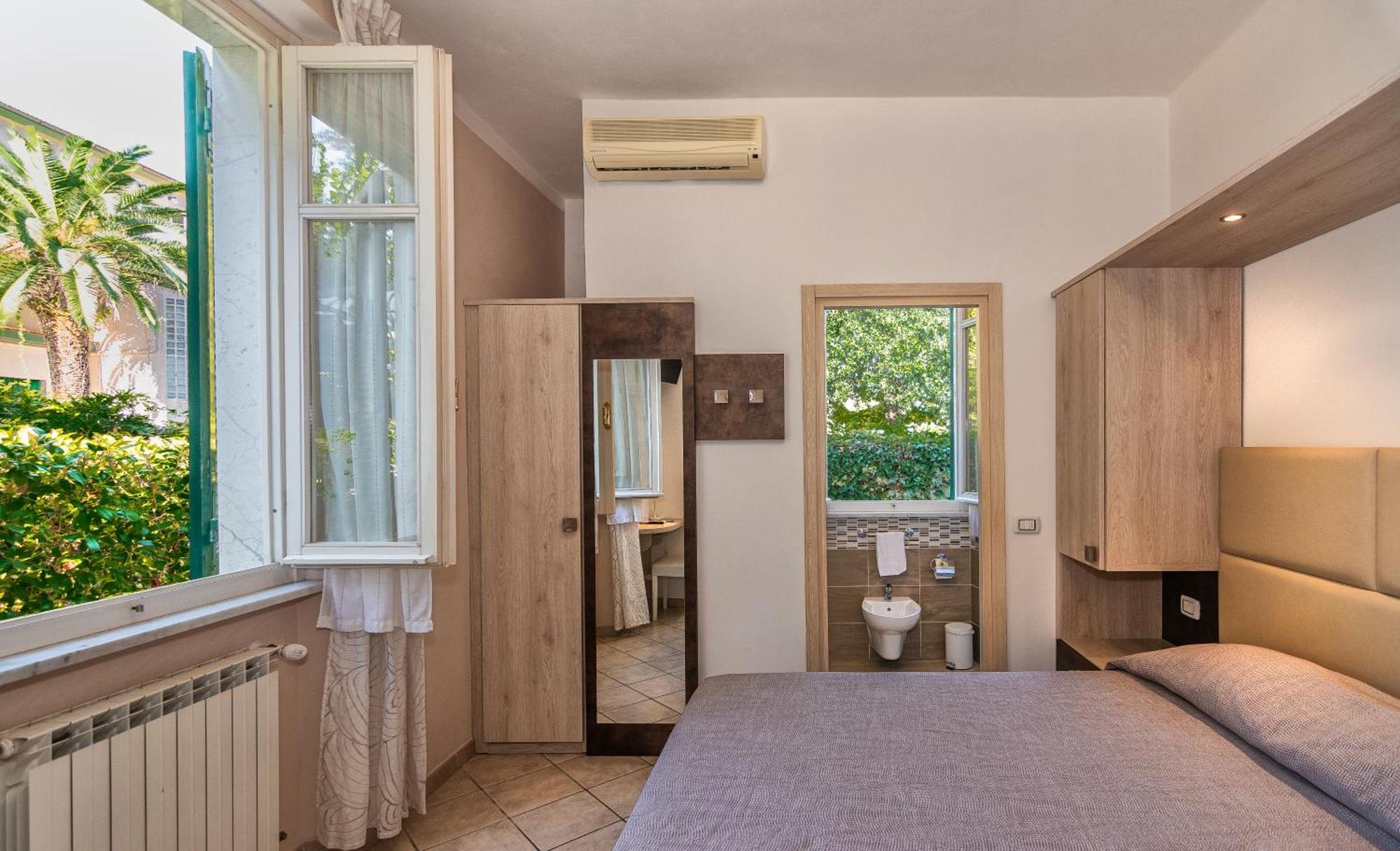 Hotel Eura Марина ди Маса Екстериор снимка
