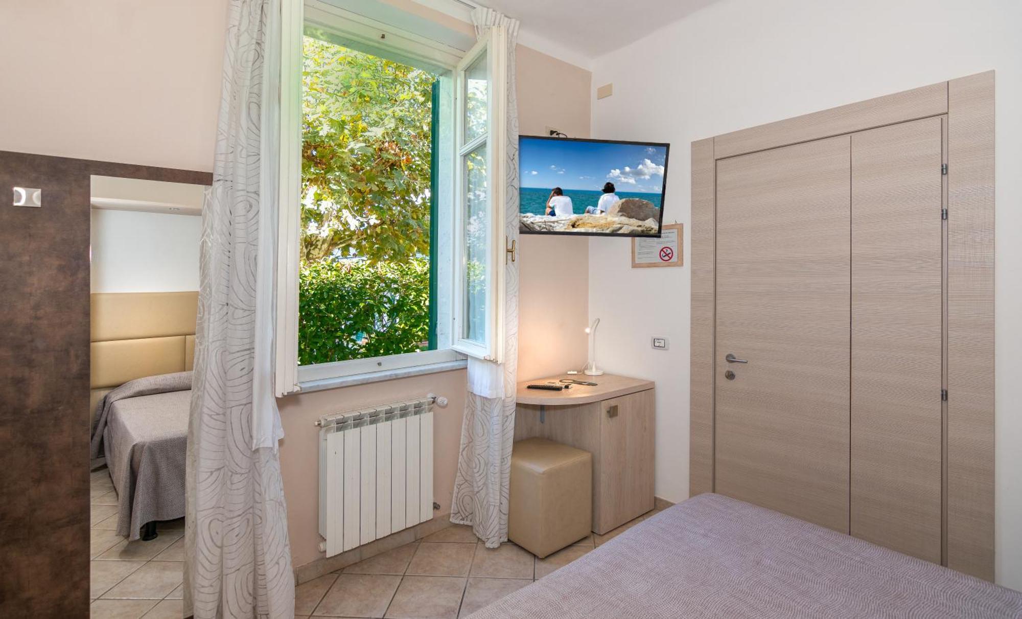 Hotel Eura Марина ди Маса Екстериор снимка