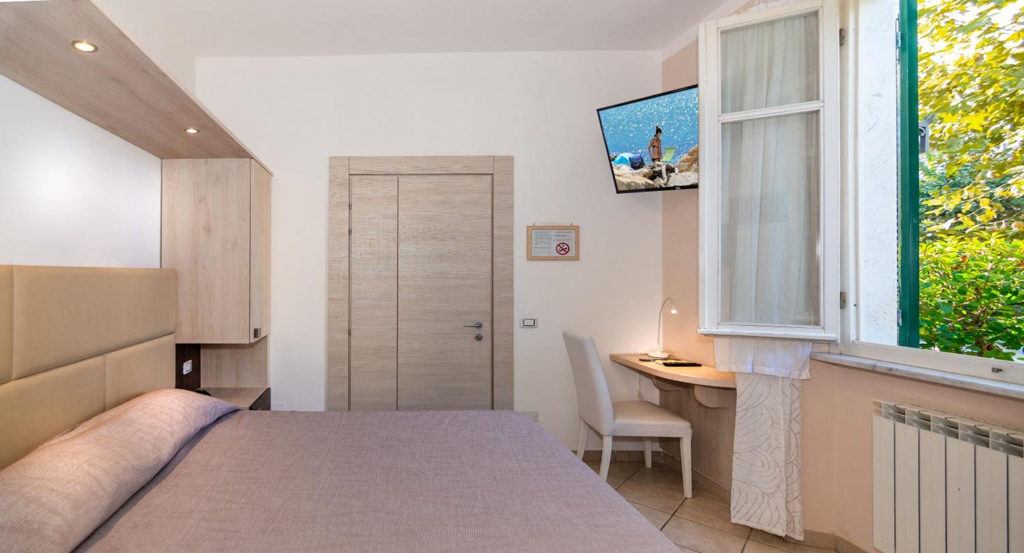 Hotel Eura Марина ди Маса Екстериор снимка