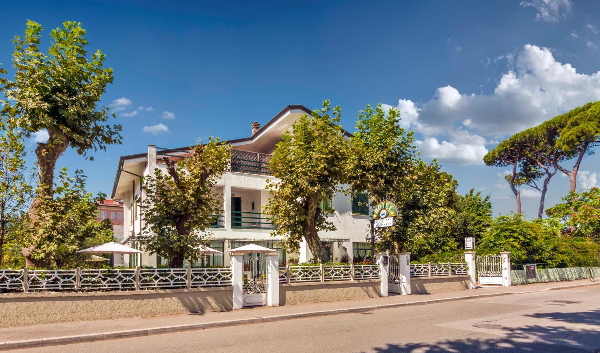 Hotel Eura Марина ди Маса Екстериор снимка