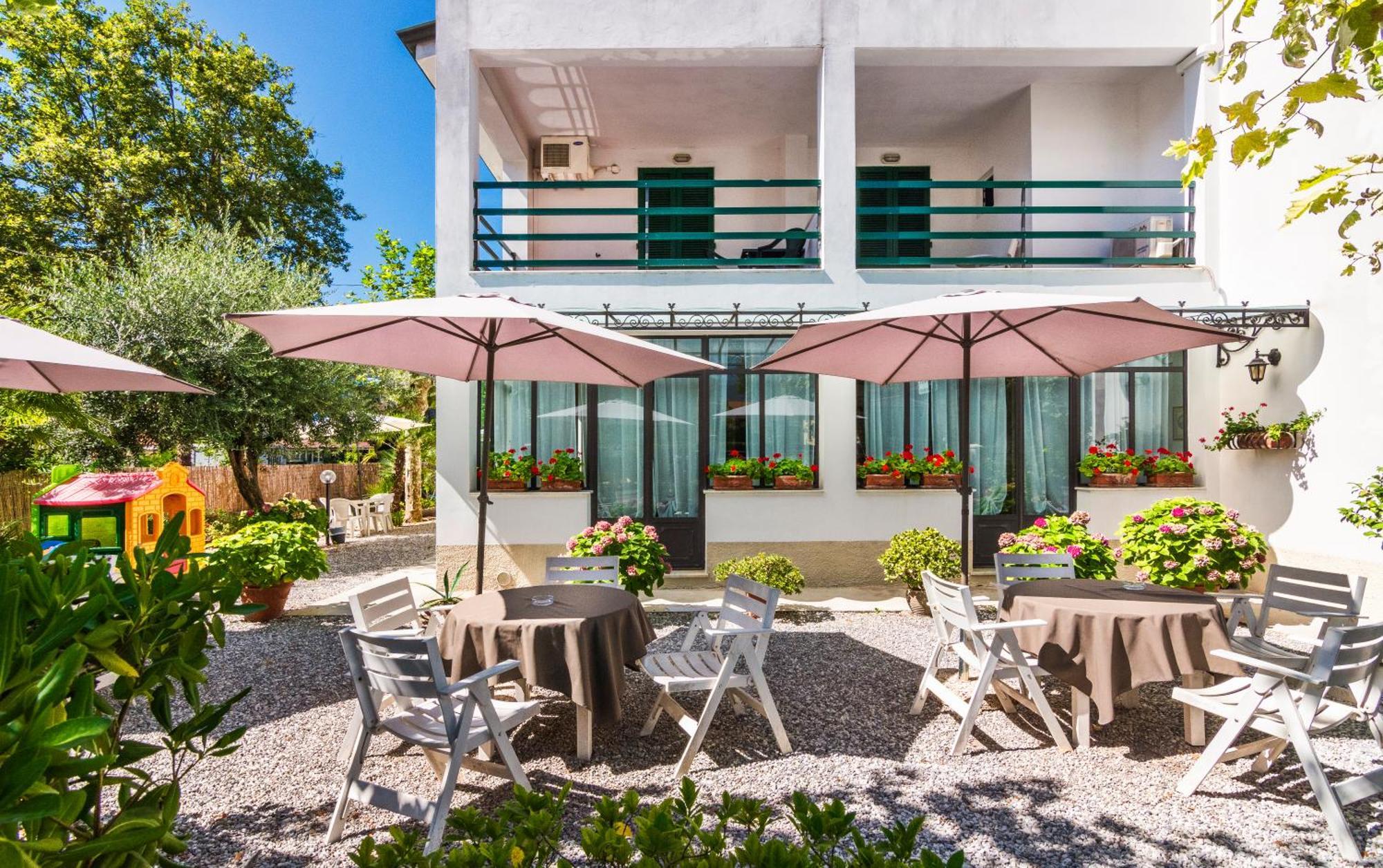 Hotel Eura Марина ди Маса Екстериор снимка