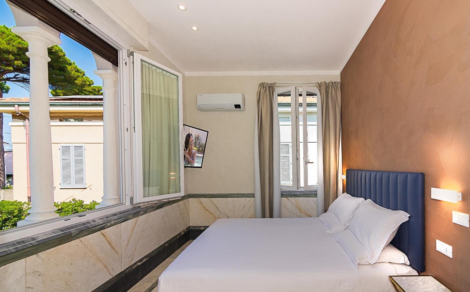 Hotel Eura Марина ди Маса Екстериор снимка