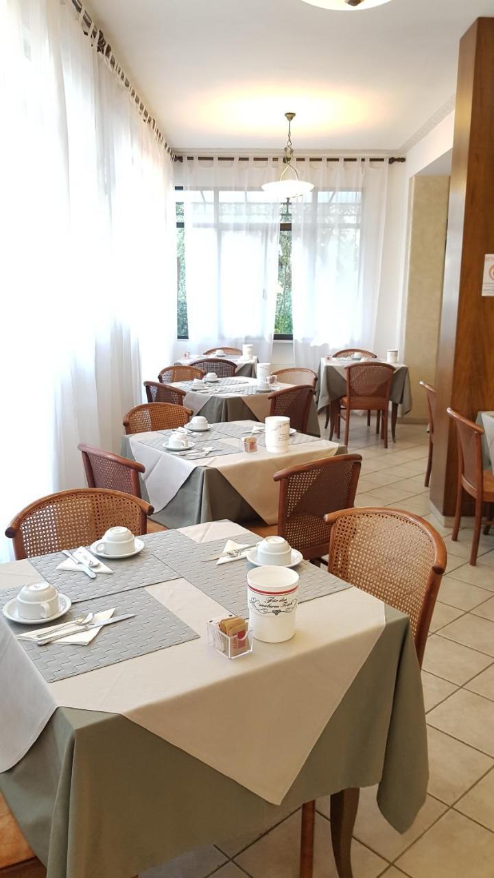 Hotel Eura Марина ди Маса Екстериор снимка